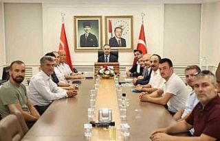 Doğalgaz için yolu trafiğe kapatan köyüler vali...