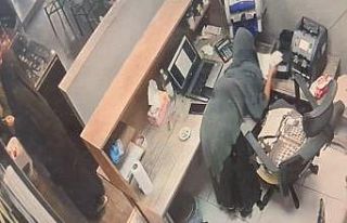 Dolar ve euroları çalarken suçüstü yakalandılar,...