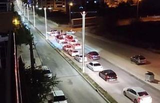 Düğün konvoyunda araçtan inip trafiği durdurup,...