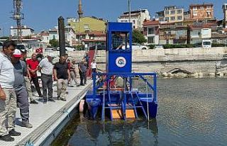 Eğirdir Gölü üzerindeki yosunlar ve otlar temizlenmeye...