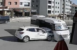 Elazığ’da otomobil ile minibüsün çarpışma...