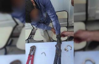 Eline kelepçe sıkışan vatandaşın yardımına...