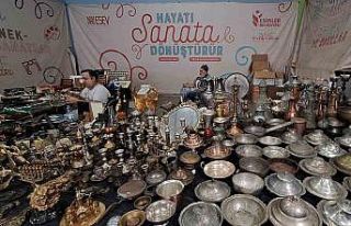 Esenler’deki Avas Antika Pazarı meraklılarını...