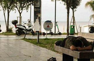 Evde bunalan vatandaşlar Konyaaltı Sahili’nde...