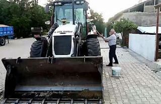 Evinin önüne park edilen kepçeyi yıkadı, vali...