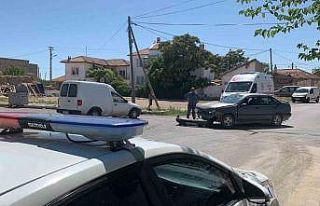 Hafif ticari araç ile otomobil kavşakta çarpıştı:...