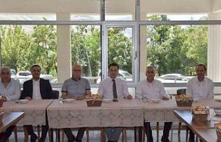 Hakkari’de emekliye ayrılan müdürlere veda yemeği