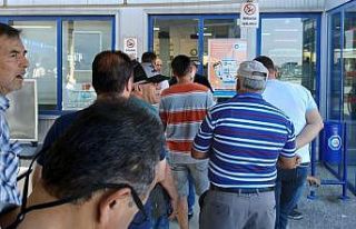 Hizmet verilemeyince uzun kuyruklar oluştu