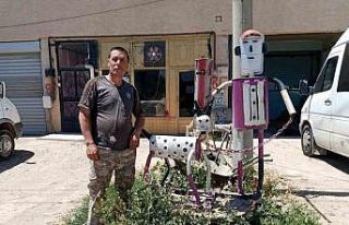 Hurda egzoz parçalarından insan ve köpek figürleri...