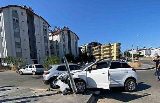 İki otomobilin çarpıştığı kazada 1,5 yaşındaki...