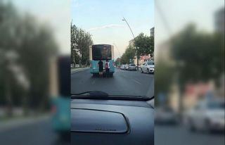 Kahramanmaraş’ta patenli gençlerin tehlikeli yolculuğu...