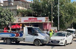 Kamyonet kasasından otomobilin üzerine uçtular:...