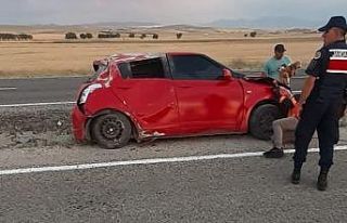 Kazada hurdaya dönen aracının başında köpeğiyle...