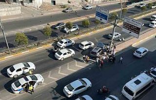 Kontrolden çıkan araç refüje çarptı: 6 yaralı