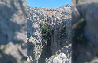 Konya’da dağlık alanda nefes kesen keçi kurtarma...