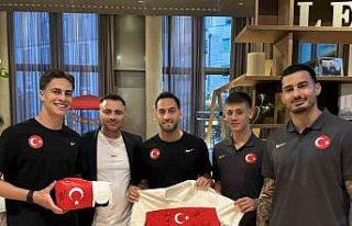 Mike Tyson, imzaladığı ay-yıldızlı boks eldivenini...