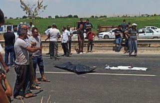 Motosiklet otomobilin altında kaldı: 1 ölü, 1...