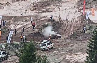 Off-Road yarışlarında devrilen araç yarışlara...