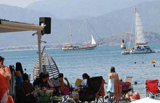 Okulun işlettiği mavi bayraklı plaj tatilcileri...