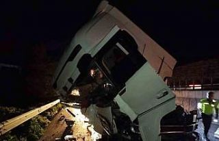 Önünde seyreden araca çarpan tırın sürücüsü...