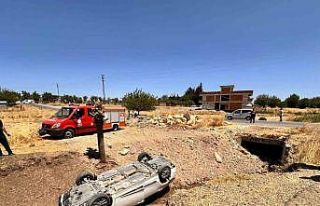 Otomobil dere yatağına yuvarlandı: 3 yaralı