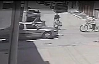 Otomobilin çarptığı bisikletli çocuk metrelerce...