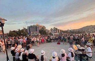 (Özel) Köy çocukları tatilde binlerce turiste...