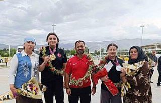 Şampiyon güreşçiler havalimanında coşkuyla karşılandı