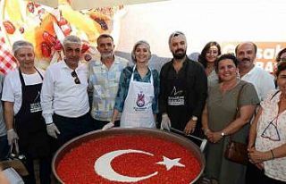 Şehzadeler Belediyesi 2 bin kişiye aşure dağıttı