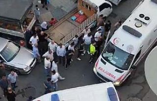 Sultangazi’de kavga anları kamerada: Bir yumrukla...