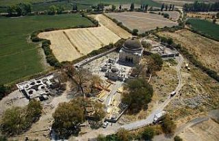 Tarihin derin izlerini taşıyan külliye keşfedilmeyi...