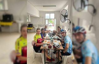 Tur yapan bisikletçiler Mihalgazi’de düğüne...