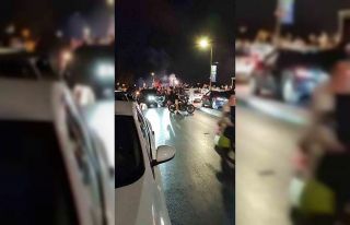 Üsküdar’da asker eğlencesi yapan şahıslar yolu...