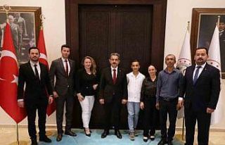 Vali Ekici, LGS’de başarı gösteren öğrenciyi...