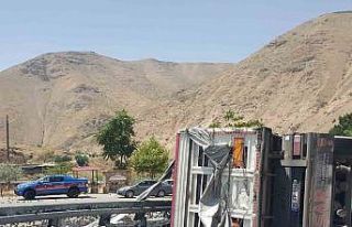 Virajı alamayan kömür yüklü kamyon devrildi:...