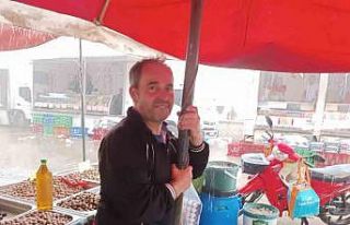Yağışa hazırlıksız yakalanan pazarcı esnafı...