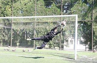 3 büyükler Eskişehirli kalecinin peşinde