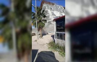 5 katlı bina iş makinesinin darbesiyle yerle bir...