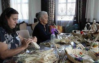 65 yıldır mısır kabuklarından sepet ören kadın...