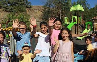 Amasya’da yürüyüş yapan çocuklar oyun parkına...