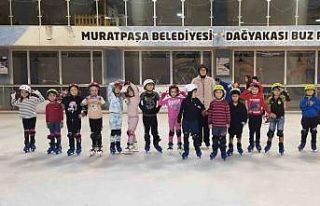 Antalya’da buz paten pisti meraklılarını bekliyor