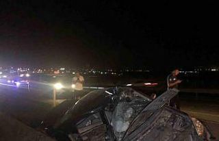 Aydınlatma direğine çarpan otomobilin sürücüsü...