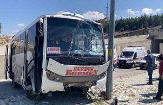 Burdur’da freni patlayan yolcu midibüsü üst yoldan...