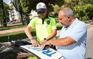 Cezanın şokuyla el frenini çekmeyi unuttuğu araç...
