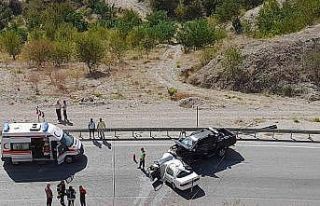 Denizli’de iki otomobil kafa kafaya çarpıştı;...