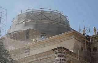 Depremde hasar gören tarihi yapılar 40 derece sıcaklıkta...