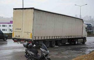 Geri geri giden tır, motosiklete çarptı: 1 yaralı