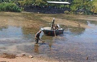 Gölbaşı’nda göl yüzeyinde temizlik yapıyor