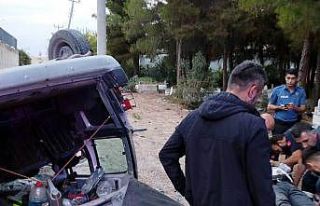 Hafif ticari araç mezarlığa uçtu: 2 yaralı