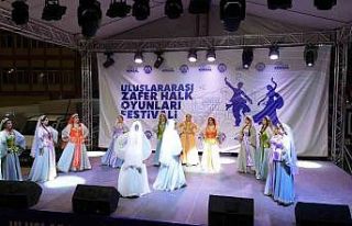Halk oyunları gösterisi ayakta alkışlandı